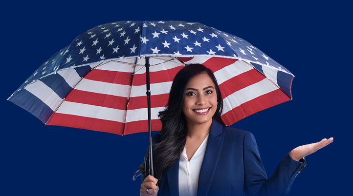mujer con una sombrilla con la bandera de estados unidos
